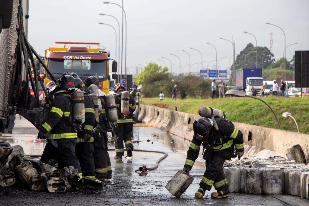 Carreta pega fogo e causa lentidão na rodovia Castelo Branco