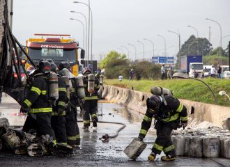 Carreta pega fogo e causa lentidão na rodovia Castelo Branco