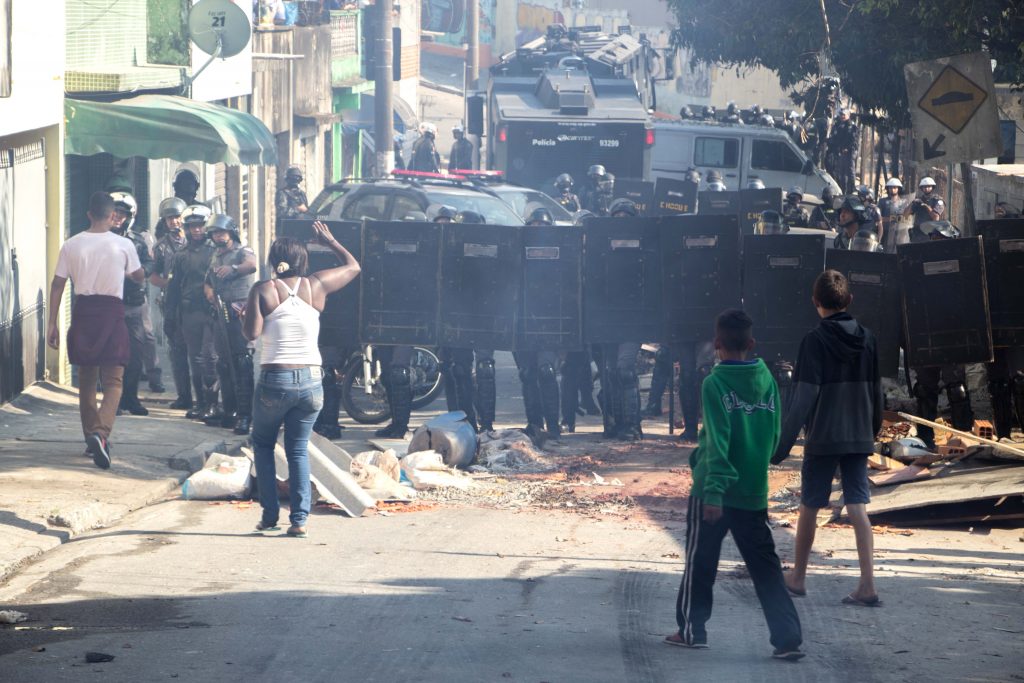 Moradores realizam um protesto contra um pedido de reintegração de posse de um terreno na Cidade Educandário