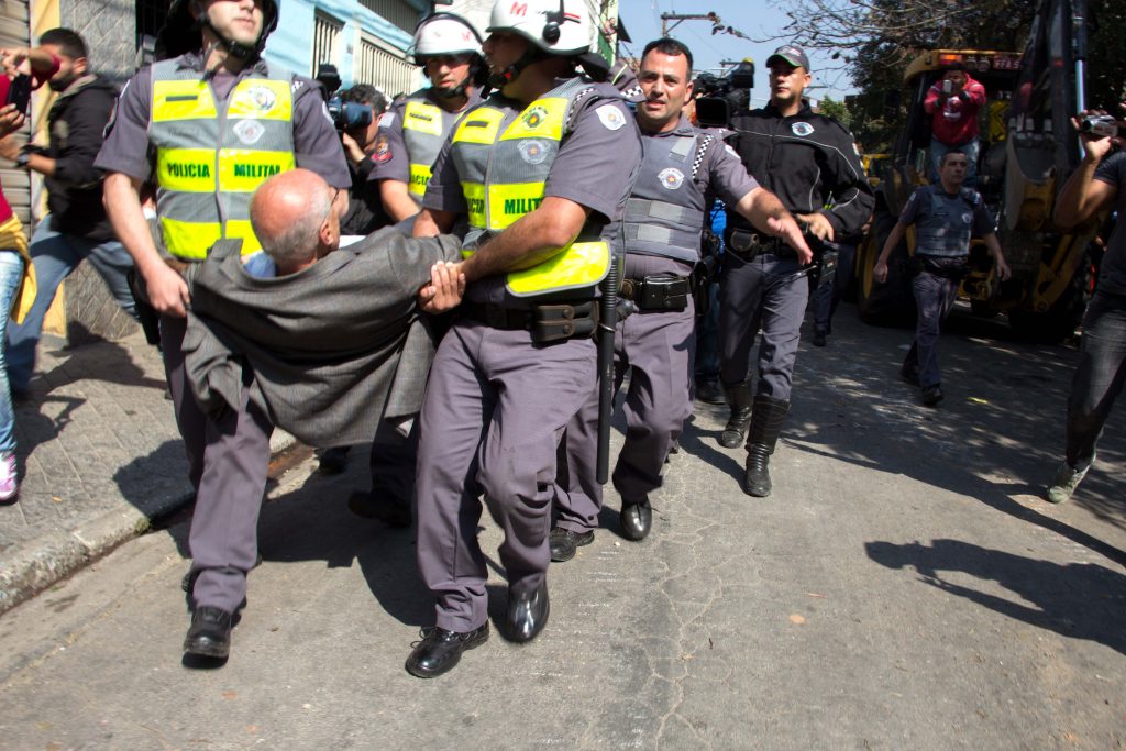 Eduardo Suplicy é carregado por policiais 