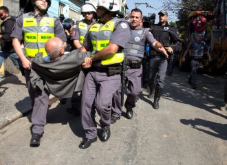 Eduardo Suplicy é carregado por policiais