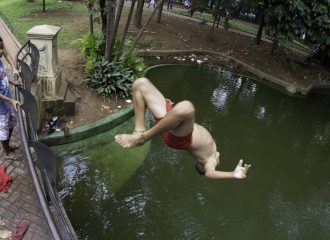 Crianças se divertem no chafariz da Praça da República